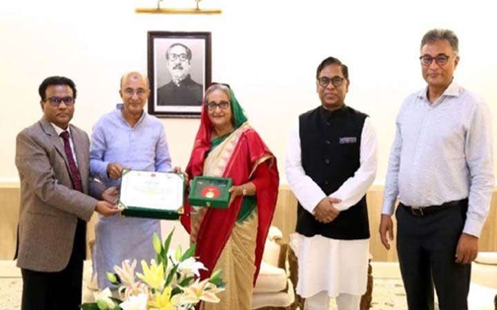 বিদ্যুৎ বিভাগের ‘স্বাধীনতা পুরষ্কার’ প্রধানমন্ত্রীর হাতে